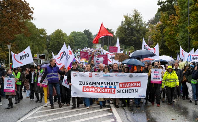 08.10.2026, Sozialstaatsdemonstration in Kiel Unter dem Motto Demokratie sichern - Zusammenhalt stärken haben die Wohlfahrtsverbände in Kiel zur Demonstration aufgerufen. Etwa 5000 Teilnehmer zogen nach der Eröffnungskundgebung vom Kieler Rathausplatz über den Düsternbrooker Weg zum Kieler Landeshaus Kiel Düsternbrooker Weg Schleswig-Holstein Deutschland
