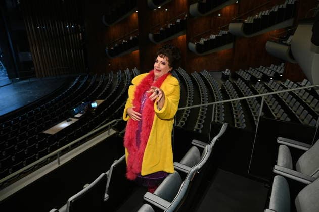 Darsteller der Trude, Hauptdarsteller des Divertissementchen. Es wird jährlich von der Bühnenspielgemeinschaft Cäcilia Wolkenburg im Kölner Männer-Gesang-Verein (KMGV) auf die Bühne gestellt. Alle Mitwirkenden auf der Bühne agieren im Ehrenamt.Das Programm 2027 trägt den Titel Wat e Thiater und ist eine Hommage an die unvergessene Trude Herr sowie eine Feier der Rückkehr in die frisch sanierte Oper Köln am Offenbachplatz.