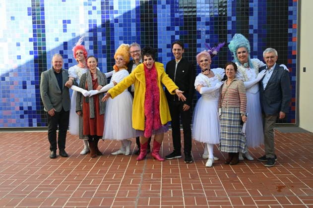 Darsteller und Macher des Divertissementchen. Es wird jährlich von der Bühnenspielgemeinschaft Cäcilia Wolkenburg im Kölner Männer-Gesang-Verein (KMGV) auf die Bühne gestellt. Alle Mitwirkenden auf der Bühne agieren im Ehrenamt.Das Programm 2027 trägt den Titel Wat e Thiater und ist eine Hommage an die unvergessene Trude Herr sowie eine Feier der Rückkehr in die frisch sanierte Oper Köln am Offenbachplatz.