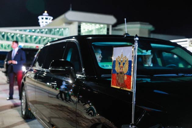 TURKMENISTAN, BALKAN PROVINCE - OCTOBER 8, 2026: A motorcade of Russia s President Vladimir Putin is seen before of a meeting of the CIS (Commonwealth of Independent States) Council of Heads of State in Turkmenbasy. Vladimir Smirnov TASS  98965389