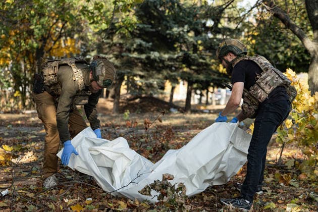 Russian Strike Hits Kramatorsk Buses Emergency workers carry the fully covered body of a person killed in a Russian strike through a damaged area in Kramatorsk, Donetsk region, Ukraine, on October 8, 2026. Ukrainian authorities said a Russian guided bomb struck two scheduled passenger buses in Kramatorsk at about 10:00. At least 30 people were killed and at least 18 wounded, while Ukraine s State Emergency Service later reported 33 deaths; public transport in Kramatorsk and nearby Sloviansk was suspended after the attack. Kramatorsk Donetsk Ukraine Copyright: xOrixAviramx