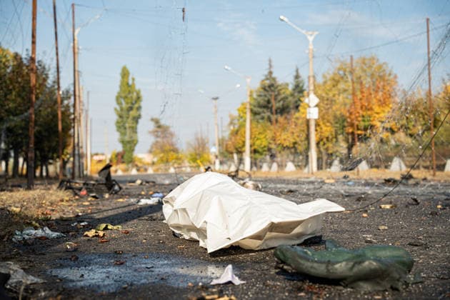 Russian Strike Hits Kramatorsk Buses A fully covered body lies on a blast-damaged street after a Russian strike in Kramatorsk, Donetsk region, Ukraine, on October 8, 2026. Ukrainian authorities said a Russian guided bomb struck two scheduled passenger buses in Kramatorsk at about 10:00. At least 30 people were killed and at least 18 wounded, while Ukraine s State Emergency Service later reported 33 deaths; public transport in Kramatorsk and nearby Sloviansk was suspended after the attack. Kramatorsk Donetsk Ukraine Copyright: xOrixAviramx