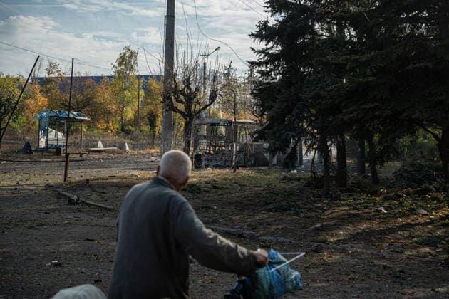 Russian Strike Hits Kramatorsk Buses A resident walks through a blast-damaged area near the site of a Russian strike in Kramatorsk, Donetsk region, Ukraine, on October 8, 2026. Ukrainian authorities said a Russian guided bomb struck two scheduled passenger buses in Kramatorsk at about 10:00. At least 30 people were killed and at least 18 wounded, while Ukraine s State Emergency Service later reported 33 deaths; public transport in Kramatorsk and nearby Sloviansk was suspended after the attack. Kramatorsk Donetsk Ukraine Copyright: xOrixAviramx