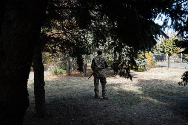 Russian Strike Hits Kramatorsk Buses A Ukrainian soldier stands watch beneath trees near the site of a Russian strike in Kramatorsk, Donetsk region, Ukraine, on October 8, 2026. Photographer notes said he was watching for FPV drones. Ukrainian authorities said a Russian guided bomb struck two scheduled passenger buses in Kramatorsk at about 10:00. At least 30 people were killed and at least 18 wounded, while Ukraine s State Emergency Service later reported 33 deaths; public transport in Kramatorsk and nearby Sloviansk was suspended after the attack. Kramatorsk Donetsk Ukraine Copyright: xOrixAviramx
