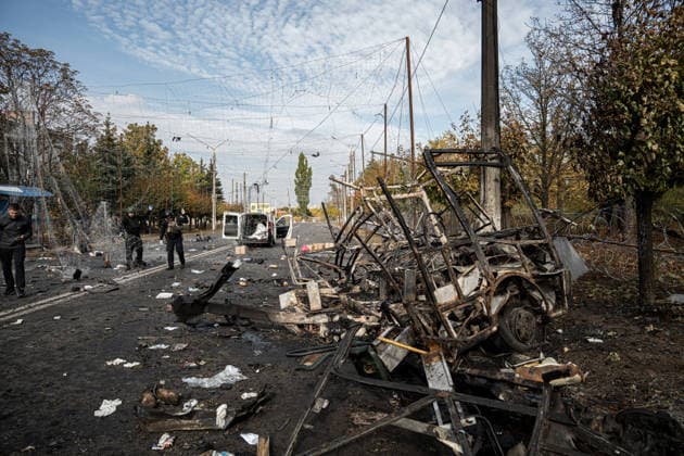 Russian Strike Hits Kramatorsk Buses Wreckage from a destroyed passenger bus and other debris cover a street after a Russian strike in Kramatorsk, Donetsk region, Ukraine, on October 8, 2026. Ukrainian authorities said a Russian guided bomb struck two scheduled passenger buses in Kramatorsk at about 10:00. At least 30 people were killed and at least 18 wounded, while Ukraine s State Emergency Service later reported 33 deaths; public transport in Kramatorsk and nearby Sloviansk was suspended after the attack. Kramatorsk Donetsk Ukraine Copyright: xOrixAviramx