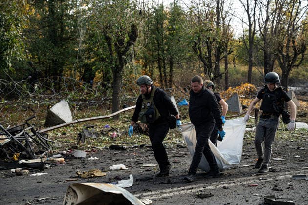 Russian Strike Hits Kramatorsk Buses Emergency workers carry the fully covered body of a person killed in a Russian strike past scattered debris in Kramatorsk, Donetsk region, Ukraine, on October 8, 2026. Ukrainian authorities said a Russian guided bomb struck two scheduled passenger buses in Kramatorsk at about 10:00. At least 30 people were killed and at least 18 wounded, while Ukraine s State Emergency Service later reported 33 deaths; public transport in Kramatorsk and nearby Sloviansk was suspended after the attack. Kramatorsk Donetsk Ukraine Copyright: xOrixAviramx
