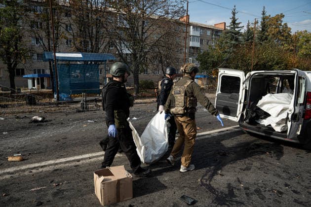 Russian Strike Hits Kramatorsk Buses Emergency workers carry the fully covered body of a person killed in a Russian strike toward a van in Kramatorsk, Donetsk region, Ukraine, on October 8, 2026. Ukrainian authorities said a Russian guided bomb struck two scheduled passenger buses in Kramatorsk at about 10:00. At least 30 people were killed and at least 18 wounded, while Ukraine s State Emergency Service later reported 33 deaths; public transport in Kramatorsk and nearby Sloviansk was suspended after the attack. Kramatorsk Donetsk Ukraine Copyright: xOrixAviramx