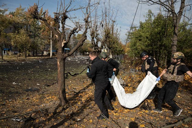 Russian Strike Hits Kramatorsk Buses Emergency workers carry the fully covered body of a person killed in a Russian strike through a damaged roadside area in Kramatorsk, Donetsk region, Ukraine, on October 8, 2026. Ukrainian authorities said a Russian guided bomb struck two scheduled passenger buses in Kramatorsk at about 10:00. At least 30 people were killed and at least 18 wounded, while Ukraine s State Emergency Service later reported 33 deaths; public transport in Kramatorsk and nearby Sloviansk was suspended after the attack. Kramatorsk Donetsk Ukraine Copyright: xOrixAviramx