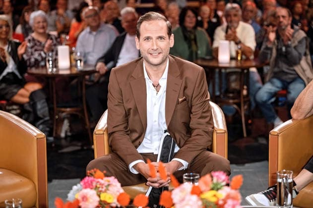 MDR - Riverboat. Antiquitätenhändler Julian Schmitz-Avila anläßlich der Aufzeichnung der MDR - Talkshow Riverboat am 08.10.2026 in der Mediacity Leipzig. 20261008SFL0050