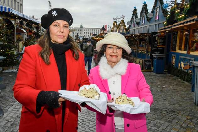 Berlin, Natascha Ochsenknecht mit Mutter Baerbel Wierichs beim Charity Weihnachtsstollen Verkauf