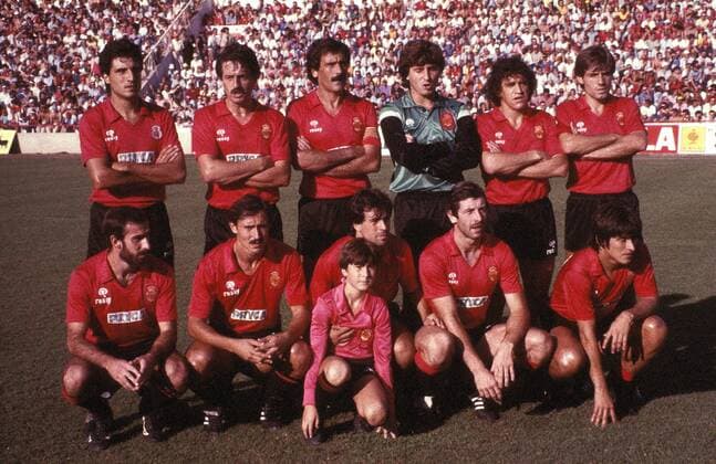 Mannschaftsbild RCD Mallorca mit Tirapu, Zuviria, Gallardo, Sabido, Izquierdo, Dacosta, Riado, Delgado, Martinez, Amstrong, Barrera Fußball Herren DEUTSCHSPRACHIGE SPORTZEITSCHRIFTEN UND -ZEITUNGEN NUR NACH RÜCKSPRACHE, Primera Division 1983 1984 Totale 1. Spanische Liga Palma de Mallorca