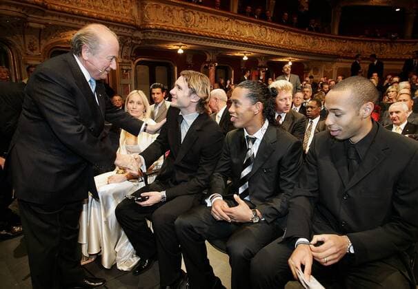 FIFA Präsident Joseph Blatter begrüßt während der Wahl zum Weltfußballer des Jahres 2004 die drei nominierten Andriy Shevchenko (Ukraine, li.), Ronaldinho (Brasilien, Mitte) und Thierry Henry (Frankreich, re.) dahinter Boris Becker (Deutschland, Mitte)... Fußball Herren Wahl zum Weltfußballer des Jahres 2004, FIFA Centennial World Player Gala, Award, Awards, Fußballer Gruppe Präsidium, shake hands, shakehands Zürich, begrüßen Freude,