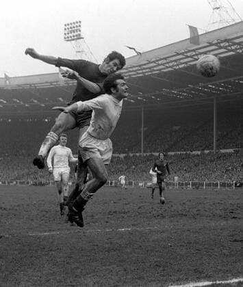 Peter Osgood (Chelsea, li.) gegen Terry Cooper (Leeds) - Fußball Herren FA Cup 1969 1970, Pokal, Pokalspiel, Finale, Endspiel, Chelsea FC London - Leeds United 2:2 n.V. Gruppe Wembley, Wembleystadion London Dynamik, Höhe, Kampf,