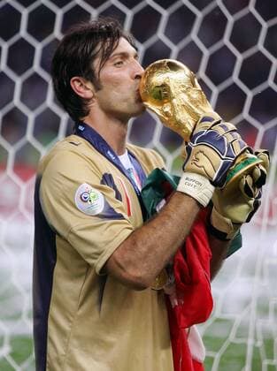 Torwart Gianluigi Buffon (Italien) küßt den Weltpokal - (ber200607090049) Fußball WM Herren WM 2006, Länderspiel, Nationalteam, Nationaltrikot, Finale, Endspiel Einzelbild Berlin Glück Freude, Fußball WM Herren WM 2006, Länderspiel, Nationalteam, Nationaltrikot, Finale, Endspiel Einzelbild Berlin Glück Freude,