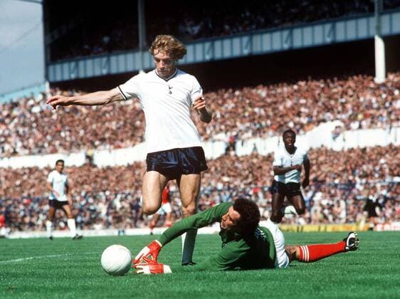 Steve Archibald (Tottenham Hotspurs) gegen Torwart Peter Shilton (Nottingham Forest) - Fußball Herren English First Division 1980 1981, One, 1. Englische Liga, Tottenham Hotspur - Nottingham Forest 2:0 Gruppe London Abwehr, Dynamik, Kampf, Fußball Herren English First Division 1980 1981, One, 1. Englische Liga, Tottenham Hotspur - Nottingham Forest 2:0 Gruppe London Abwehr, Dynamik, Kampf,