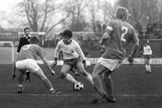 Eberhard Vogel (Mitte, DDR) am Ball Fußball Länderspiel Herren Freundschaftsspiel 1974, Test, Testspiel, Nationalteam, Nationaltrikot, DDR - CSSR 1:0, Vneg, Vsw Gruppe Dresden Dynamik, Fußball Länderspiel Herren Freundschaftsspiel 1974, Test, Testspiel, Nationalteam, Nationaltrikot, DDR - CSSR 1:0, Vneg, Vsw Gruppe Dresden Dynamik,