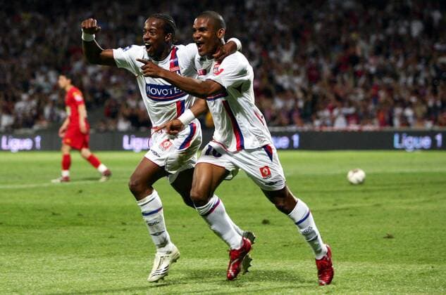 Sidney Govou (li.) jubelt mit Florent Malouda (beide Lyon) - (pan20040) Fußball Herren Ligue 1 2006 2007, 1. Französische Liga, Olympique Lyonnais, OL, Vdig Gruppe Lyon Begeisterung, Freude, Fußball Herren Ligue 1 2006 2007, 1. Französische Liga, Olympique Lyonnais, OL, Vdig Gruppe Lyon Begeisterung, Freude,