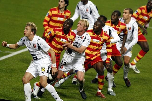 Erik Edman (li.) und Petter Hansson (beide Rennes, 3.v.li.) gegen Kanga Gauthier Akale (2.v.li.) und Aruna Dindane (Lens, 4.v.li.) - (pan22938) Fußball Herren Ligue 1 2007 2008, 1. Französische Liga, RC Racing Club de Lens - Stade Rennais 1:2, RC, RCL Gruppe Lens Dynamik, Abwehr, Fußball Herren Ligue 1 2007 2008, 1. Französische Liga, RC Racing Club de Lens - Stade Rennais 1:2, RC, RCL Gruppe Lens Dynamik, Abwehr,