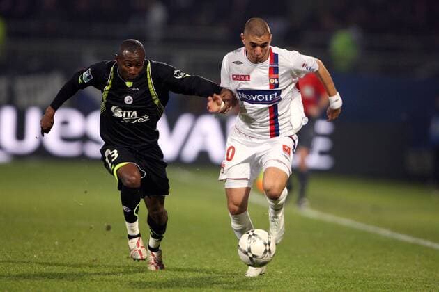 Karim Benzema (Lyon, re.) gegen Mody Traore (Valenciennes) - Fußball Herren Ligue 1 2007 2008, 1. Französische Liga, Olympique Lyonnais - Valenciennes FC 2:0, OL Gruppe Lyon Dynamik, Kampf, Fußball Herren Ligue 1 2007 2008, 1. Französische Liga, Olympique Lyonnais - Valenciennes FC 2:0, OL Gruppe Lyon Dynamik, Kampf,