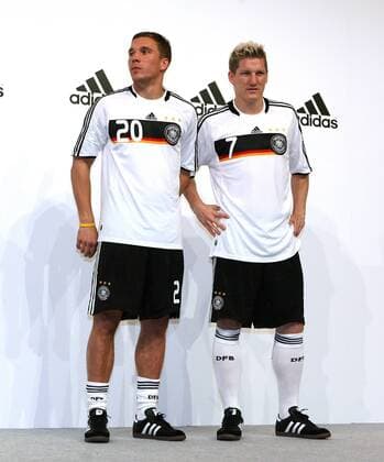 Lukas Podolski (li.) und Bastian Schweinsteiger (beide Deutschland) präsentieren das neue Adidas Nationaltrikot für die EURO 2008 Fußball EM Herren Vorschau 2007, EM 2008, Nationalmannschaft, Nationaltrikot, Präsentation, Pressetermin Gruppe Hannover Fußball EM Herren Vorschau 2007, EM 2008, Nationalmannschaft, Nationaltrikot, Präsentation, Pressetermin Gruppe Hannover