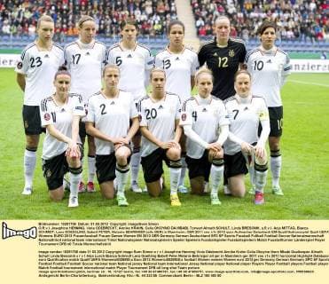 O.R.v.l. Josephine HENNING, Viola ODEBRECHT, Annike KRAHN, Celia OKOYINO DA MBABI, Torwart Almuth SCHULT, Linda BRESONIK, u.R.v.l. Anja MITTAG, Bianca SCHMIDT, Lena GOESSLING, Babett PETER, Melanie BEHRINGER (alle GER) in Mannheim