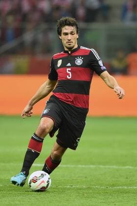 Mats HUMMELS (GER),Aktion,Einzelaktion,Einzelbild, Freisteller,Ganzkoerperaufnahme,ganze Figur. Fussball Nationalmannschaft, EM-Qualifikation, 2. Spieltag, Polen (POL)-Deutschland (GER) 2-0, am 11.10.2014 Nationalstadion Warschau.