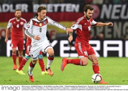 Fußball Länderspiel Deutschland - Georgien am 11.10.2015 in der Red Bull Arena in Leipzig Mesut Özil ( Deutschland ), links - Nika Kvekveskiri ( Georgien ), rechts xRx