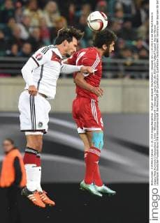 Fußball Länderspiel Deutschland - Georgien am 11.10.2015 in der Red Bull Arena in Leipzig Mats Hummels ( Deutschland ), links - Nikoloz Gelashvilli ( Georgien ), rechts xRx