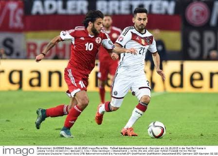 Fußball Länderspiel Deutschland - Georgien am 11.10.2015 in der Red Bull Arena in Leipzig Tornike Okriashvilli ( Georgien ), links - Ilkay Gündogan ( Deutschland ), rechts xRx