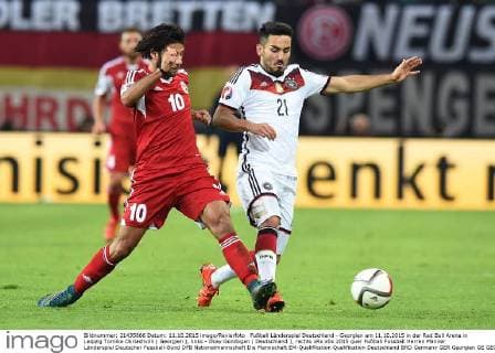 Fußball Länderspiel Deutschland - Georgien am 11.10.2015 in der Red Bull Arena in Leipzig Tornike Okriashvilli ( Georgien ), links - Ilkay Gündogan ( Deutschland ), rechts xRx