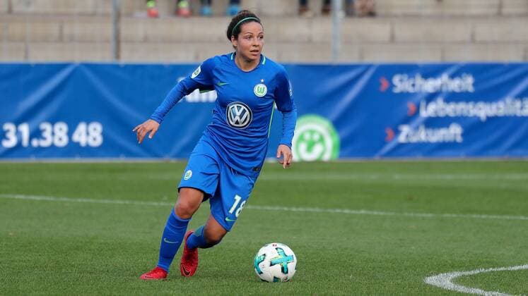 Vanessa Bernauer (Wolfsburg, 18), am Ball, Spielszene, Freisteller, Ganzkörper, Einzelbild, Aktion, Action, Fussball, Allianz Frauen-Bundesliga, SC Freiburg - VfL Wolfsburg,