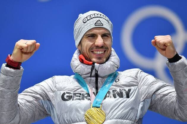 Themen der Woche - SPORT Arnd PEIFFER (GER), mit Goldmedaille, Medaille, 1. Platz, Goldmedaillengewinner, Gold, Goldmedaille, Olympiasieger, Biathlon Men*s 10 km Sprint, Sprint der Maenner, Siegerehrung, Victory Ceremony, PyeongChang Olympic Medals Plaza am 13.02.2018. Olympische Winterspiele 2018, vom 09.02. - 25.02.2018 in PyeongChang Suedkorea.