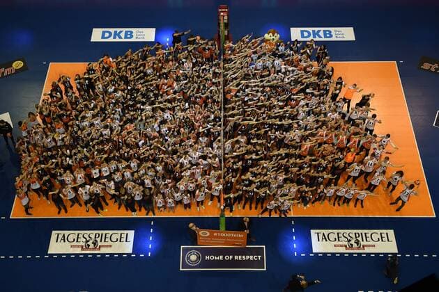 Themen der Woche - SPORT Bilder des Tages - SPORT Volleyball, Herren, Saison 2017 18, 1. Bundesliga, Playoffs, Viertelfinal-Hinspiel, BR Volleys - SVG Lüneburg, Big Picture, Berliner Volleyballnachwuchs erhält von den BR Volleys neue Trikots, 28.03.18, Copyright: xMichaelxHundtx xMatthiasxKochx