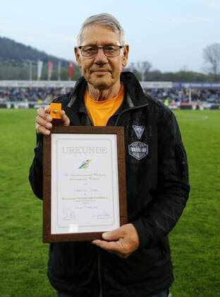 GER, 3.Liga, FC Carl Zeiss Jena vs 1.FC Magdeburg 17.04.18 , Jena, Ernst-Abbe-Sportfeld, GER, 3.Liga, Saison 2017 2018, 30.Spieltag, Nachholspiel, FC Carl Zeiss Jena vs 1.FC Magdeburg im Bild Eberhard Vogel (75) wird mit der Auszeichnung Goldener Fussball geehrt