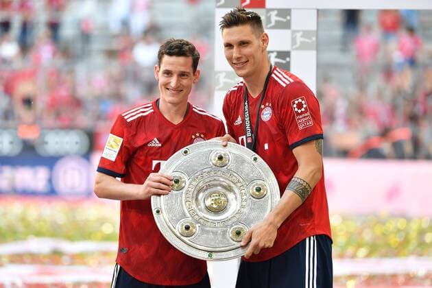v.li:Sebastian RUDY (Bayern Muenchen),Niklas SUELE (Bayern Muenchen) mit Schale,Meisterschale,Trophaee, Siegerehrung, Fussball 1. Bundesliga,34. Spieltag,Spieltag34, FC Bayern Muenchen (M)-VFB Stuttgart (S) 1-4, am 12.05.2018 in Muenchen Deutschland, A L L I A N Z A R E N A. Deutscher Meister,Deutsche Meisterschaft,