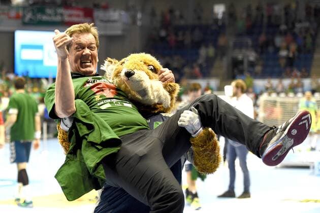 Themen der Woche - SPORT KW20 Bilder des Tages - SPORT Handball, Herren, EHF-Pokal, Final Four Turnier in Magdeburg, Saison 2017 18, Endspiel, Füchse Berlin - Saint-Raphael Var Handball, Jubel nach dem Abpfiff bei den Füchsen Berlin, Füchse-Maskottchen Fuchsi hebt Cheftrainer Velimir Petkovic (Füchse Berlin) hoch, 20.05.18, Copyright: xMichaelxHundtx xMatthiasxKochx