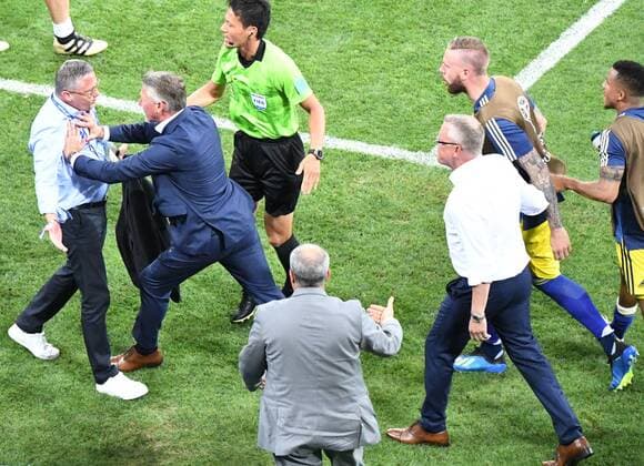 Themen der Woche - SPORT KW25 Bilder des Tages - SPORT Fussball, Herren, Saison 2017 18, WM in Russland, Gruppe F (2. Spieltag, Olympiastadion Sotschi), Deutschland - Schweden, Georg Behlau (l., Leiter des Büros der deutschen Nationalmannschaft) rannte nach Abpfiff von der deutschen Bank vor die schwedische und jubelte demonstrativ, im Anschluss gab es Gerangel zwischen beiden Lagern, der deutsche Funktionär wurde bespritzt und geschubst, 3. v. r. rechts Trainer Janne Andersson (Schweden), 23.06. 2018, Copyright: xMatthiasxKochx