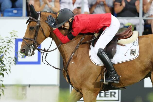 Sport Themen der Woche KW29 Sport Bilder des Tages Deutschland gewinnt den Nationenpreis mit Laura Klaphake (GER) mit Ihrem Pferd Catch me if you can, Siegerlachen, Mercedes-Benz Nationenpreis, Mannschaftsspringprüfung, Nationenpreis, Mercedes-Benz NationsCup, Nationenpreis, Challenge Trophy of the Federal Republic of Germany, Weltfest des Pferdesports, World Equestrian Festival, CHIO Aachen 2018, 13-22.07.2018, Aachener Soers, 19.07.2018 -