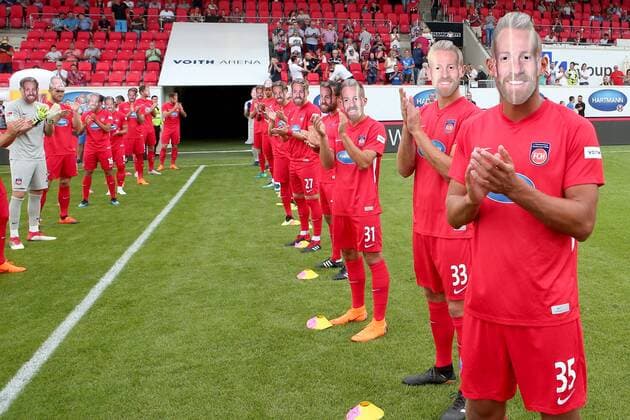 Sport Themen der Woche KW30 Sport Bilder des Tages Die Heidenheimer Spieler Bilden ein Spalier fuer Marc Schnatterer (1.FC Heidenheim 7) der sein 10 Jaehriges Jubilaeum feiert,, Fussballtestspiel, 1.FC Heidenheim vs. Hellas Verona, 2.Bundesliga, Fussball, 28.07.2018, Fussballtestspiel, 1.FC Heidenheim vs. Hellas Verona, 2.Bundesliga, Fussball, 28.07.2018 Heidenheim Copyright: xLangerx xEibner-Pressefotox EP_HLR
