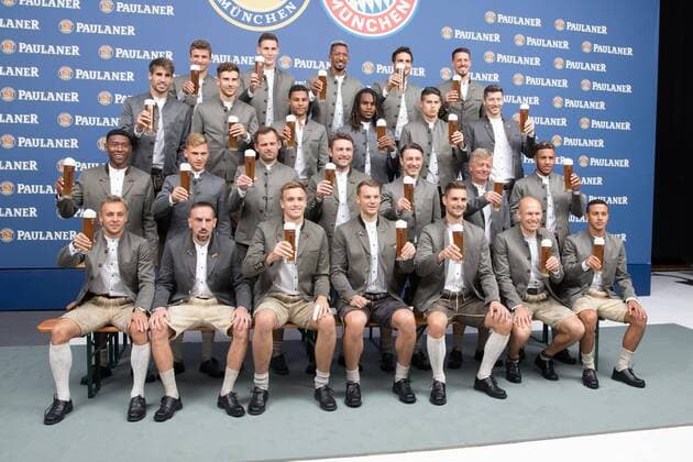 Sport Themen der Woche KW35 Sport Bilder des Tages Javi Martinez 8 (FC Bayern Muenchen), Thomas Mueller 25 (FC Bayern Muenchen), Niklas Suele 4 (FC Bayern Muenchen), Jerome Boateng 17 (FC Bayern Muenchen), Mats Hummels 5 (FC Bayern Muenchen), Sandro Wagner 2 (FC Bayern Muenchen), Leon Goretzka 18 (FC Bayern Muenchen), Serge Gnabry 22 (FC Bayern Muenchen), Renato Sanches 35 (FC Bayern Muenchen), James Rodriguez 11 (FC Bayern Muenchen) , Robert Lewandowski 9 (FC Bayern Muenchen), David Alaba 27 (FC Bayern Muenchen), Joshua Kimmich 32 (FC Bayern Muenchen), Torwart-Trainer Toni Tapalovic (FC Bayern Muenchen), Co-Trainer Robert Kovac (FC Bayern Muenchen), Chef-Trainer Nico Kovac (FC Bayern Muenchen), Corentin Tolisso 24 (FC Bayern Muenchen), Rafinha 13 (FC Bayern Muenchen), Franck Ribery 7 (FC Bayern Muenchen), Christian Fruechtl 36 (FC Bayern Muenchen), Manuel Neuer 1 (FC Bayern Muenchen), Sven Ulreich 26 (FC Bayern Muenchen), Arjen Robben 10 (FC Bayern Muenchen), Thiago Alcantara 6 (FC Bayern Muenchen) beim Fotoshooting mit Weissbierglas in der Hand, FC Bayern Muenchen Lederhosenshooting, Fussball, 02.09.2018 Muenchen Bayern Deutschland