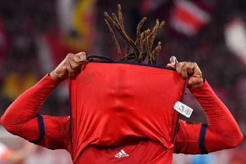 Sport Themen der Woche KW39 Sport Bilder des Tages Renato SANCHES (Bayern Muenchen),Enttaeuschung ,Frust,enttaeuscht,frustriert,niedergeschlagen,, schreit nach vergebener Torchance, Aktion.zieht sein Trikot ueber sein Gesicht. Fussball 1. Bundesliga, 5.Spieltag,Spieltag05, FC Bayern Muenchen M) - FC Augsburg (A) 1-1, am 25.09.2018 in Muenchen A L L I A N Z A R E N A, DFL REGULATIONS PROHIBIT ANY USE OF PHOTOGRAPHS AS IMAGE SEQUENCES AND OR QUASI-VIDEO.