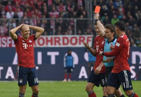 Sport Themen der Woche KW42 Sport Bilder des Tages Fussball, Herren, Saison 2018 2019, 1. Bundesliga (8. Spieltag), VfL Wolfsburg - FC Bayern München, Schiedsrichter Guido Winkmann zeigt Arjen Robben (l., Bayern München) die Gelb-Rote Karte, Robert Lewandowski (Bayern München) und James (Bayern München) diskutieren, DFL REGULATIONS PROHIBIT ANY USE OF PHOTOGRAPHS AS IMAGE SEQUENCES AND OR QUASI-VIDEO., 20.10. 2018, Copyright: xMatthiasxKochx
