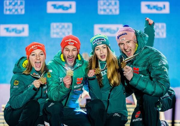 Sport Themen der Woche KW09 Nordische Ski Weltmeisterschaften in Seefeld Mixed Skispringen 02.03.2019, Seefeld, AUT, FIS Weltmeisterschaften Ski Nordisch, Seefeld 2019, Skisprung, Mixed Team, Siegerehrung, im Bild Weltmeister und Goldmedaillengewinner Katharina Althaus (GER), Markus Eisenbichler (GER), Juliane Seyfarth (GER) World champion and Gold medalist Katharina Althaus Markus Eisenbichler Juliane Seyfarth Karl Geiger of Germany during the winner Ceremony for the mixed team competition in Ski jumping Skispringen Ski nordisch of nordic combination of FIS Nordic Ski World Championships 2019. Seefeld, Austria on 2019 03 02. Seefeld Tirol Österreich