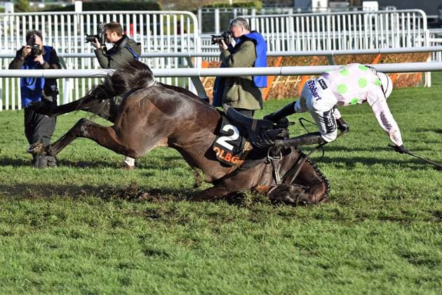 Sport Themen der Woche KW11 Sport Bilder des Tages 12.03.2019, Cheltenham, Cloucestershire, GBR - Benie des Dieux and Ruby Walsh falling during the Mares Hurdle at the last fence. Both stay unhurt. Cheltenham racecourse. (Pferd, Jockey, Benie des Dieux, Walsh, Sturz, stuerzen, fallen, Unfall, Gefahr, gefaehrlich, Verletzungsgefahr, Huerde, Huerdenrennen, Hindernisrennen, Genickbruch) 190312C943CHELTENHAM.JPG