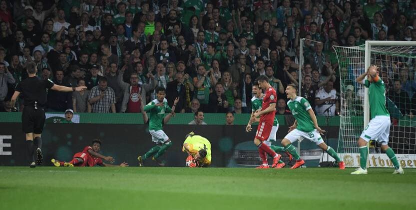 Sport Themen der Woche KW17 24.04.2019, Fussball GER, Saison 2018 2019, DFB Pokal, Halbfinale, SV Werder Bremen - FC Bayern Muenchen 2:3, Schiedsrichter Daniel Siebert, links, entscheidet nach einem Zweikampf zwischen Kingsley Coman (Bayern Muenchen), li., und Theodor Gebre Selassie (Werder Bremen) , 3. v.li., auf Elfmeter, Bremens Spieler sind entsetzt DFB REGULATIONS PROHIBIT ANY USE OF PHOTOGRAPHS AS IMAGE SEQUENCES AND OR QUASI-VIDEO.