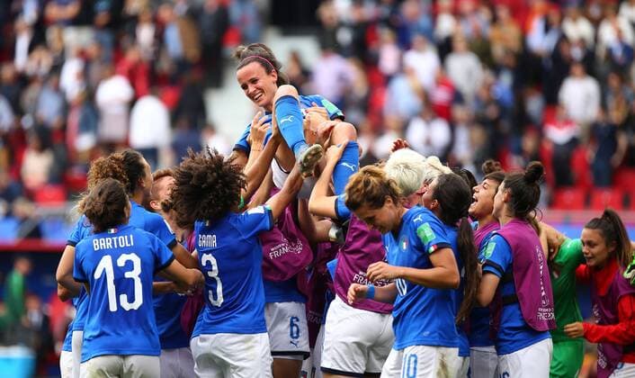 Sport Themen der Woche KW23 Sport Bilder des Tages 09.06.2019, xcex, FRA, Valenciennes, Stade du Hainaut, Frauenfussball, FIFA Frauen Weltmeisterschaft 2019, Worldcup, Australia, Italy, Australien - Italien Siegtorschuetzin Barbara Bonansea (ITA) wird von ihren Mitspielerinnen hochgehoben, feiert den Sieg, Freude, Jubel, Emotionen