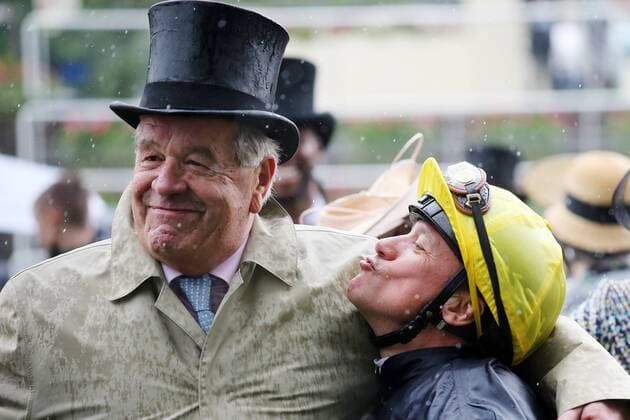 Sport Themen der Woche KW25 Sport Bilder des Tages 19.06.2019, Ascot, Windsor, GBR - Jockey Frankie Dettori tries to kiss trainer Sir Michael Stoute after winning the Prince of Wales Stakes with Crystal Ocean. Ascot racecourse. (Jockey, Dettori, Portrait, Portraet, Trainer, Stoute, Kuss, kuessen, lustig, witzig, Witz, Humor) 190619D569ROYAL_ASCOT.JPG