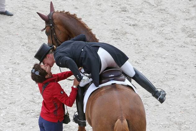 Sport Bilder des Tages Siegerkuss von Bundestrainerin Dressur Monica Theodorescu (GER) an Isabell Werth (GER) mit Ihrem Pferd Bella Rose 2 als letzte Deutsche Starterin belegt den 1. Platz in der Einzel, Teamwertung 1. Platz, Emotion, Siegerkuss, Kuss , Weltfest des Pferdesports, World Equestrian Festival, CHIO Aachen 2019, 12.-21.07.2019, Aachener Soers, 18.07.2019 -
