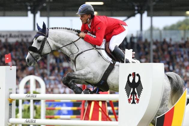 Sport Bilder des Tages Christian Ahlmann (GER) mit seinem Pferd Clintreyo Z nach 3 Jahren Abstinenz in einem Nationenpreis hat sein Comeback nach Unterzeichnung der Athletenvereinbarung in Aachen , Nationenpreis , Mercedes-Benz Nationenpreis, Wanderpreis der Bundesrepublik Duetschland, Mannschaftsspringprüfung mit zwei Umlaeufen, Team JumpingCompetitionwith two rounds , Weltfest des Pferdesports, World Equestrian Festival, CHIO Aachen 2019, 12.-21.07.2019, Aachener Soers, 18.07.2019 -