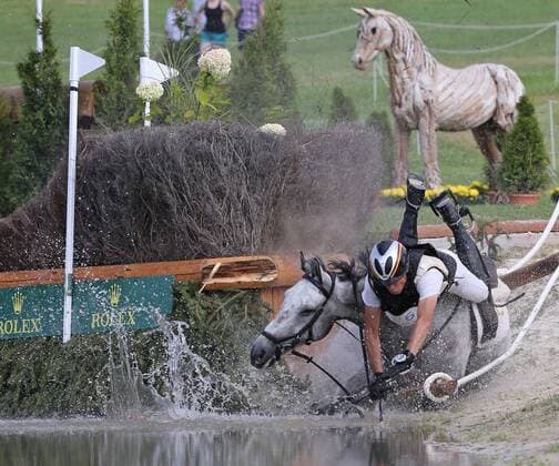 Sport Bilder des Tages Peter Thomson (GER) verpasst mit seinem Pferd Casino 80 das Hindernis, Sturz am Rolex Hindernis , SAP-Cup, Vielseitigkeit, Teilprüfung Cross Country, Geländeritt , Weltfest des Pferdesports, World Equestrian Festival, CHIO Aachen 2019, 12.-21.07.2019, Aachener Soers, 20.07.2019 -